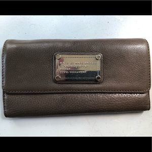 marc jacobs taupe wallet
